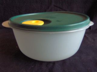 Tupperware Crystalwave Round 6.  25 Cup Vented Microwave Bowl 2641 Hot Lunch White