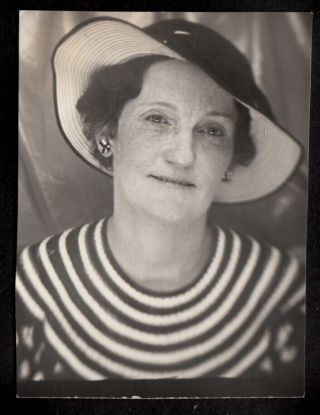 Clown Collar Dazed Eyes Woman W Giant Hat 1930s Photobooth Photo