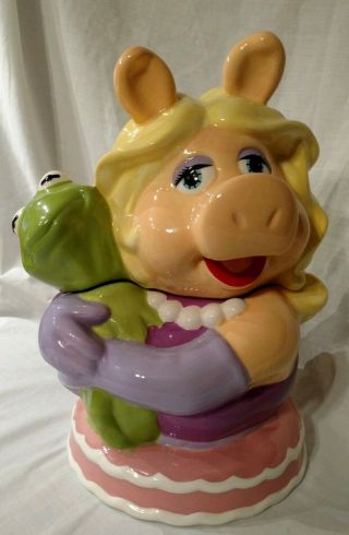 Westland Giftware Disney Muppets " Miss Piggy Hugging Kermit " Cookie Jar 11693