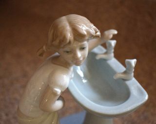 Lladro Figuring Girl And Sink Figurine Id 4838 " Up Time "