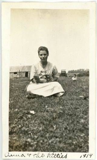 1919 Photo Ia Iowa Sac City Pretty Girl Anna Hawks Farm With Armful Of Kittens