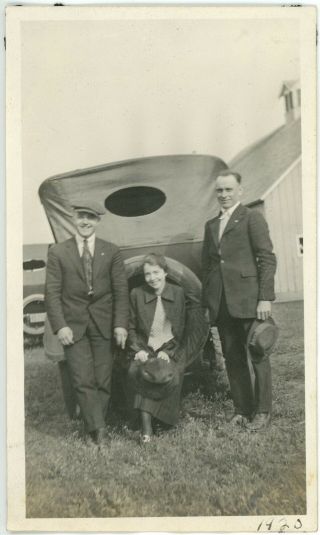1920 Photo Ia Iowa Sac City Hawks Family Farm Barn Automobile Ethel & 2 Men