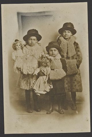 C1900 Photo 3 Gorgeous Little Sisters In Winter Coats With Fancy Victorian Dolls
