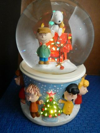 Peanuts Hallmark Musical Snow Globe Water Globe Llite Blink 6 1/2 " T Snoopy Box