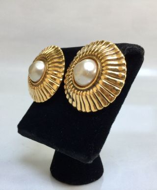 CHANEL Signed Vintage Earrings Imitation Pearl Clip - On Gold Made In France 2