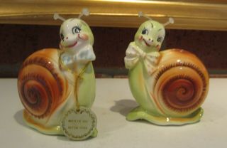 Vintage Ceramic Enesco " Snappy The Snail " Anthropomorphic Salt & Pepper Shakers
