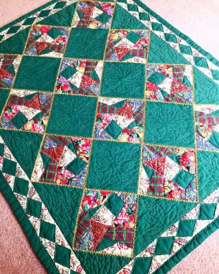 Vintage Handmade Quilt Wall Hanging/ Throw/ Table Topper.