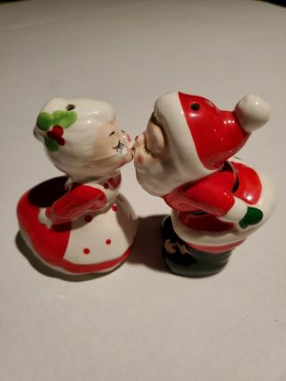 Vintage 1984 Lefton Kissing Mr & Mrs Santa Clause Salt and Pepper Shakers 2