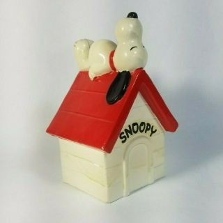 Vintage 1970 Peanuts Snoopy Sleeping On Doghouse Ceramic Still Coin Bank 4.  75 "
