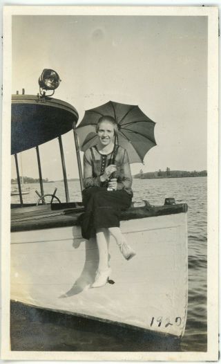 1920 Photo Ia Iowa Pretty Flapper Girl Elma Hawks Lake Boat Umbrella Image