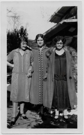 Old Photo 3 Women Wearing Dresses And Coat Glasses 1920s