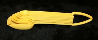 8 Piece Tupperware Nesting Measuring Spoons With Snap Ring Yellow