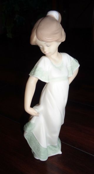 Lladro Golden Memories Daisa 1991 Figurine Girl W/dress Handmade In Spain 8.  5 "