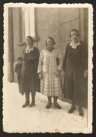 Three Females Women Girls Old Photo 6x9 Cm 27335