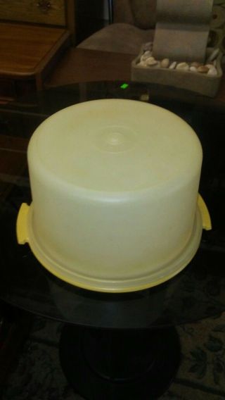 Tupperware Vintage Round Cake Taker Holder Harvest Gold