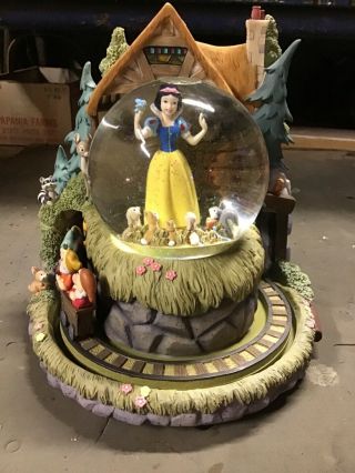 Disney Snowglobe - Snow White And The 7 Dwarves Train 5 Pounds