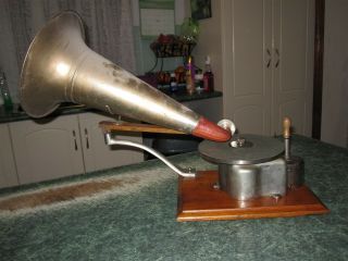 Berliner Gramophone Company Phonograph Horn,  Top Wind - Model Type 4