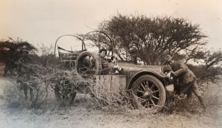 1928 B/w Photograph.  Men Pushing Trapped Car On Soft Veld / Rhodesia/ Africa 53