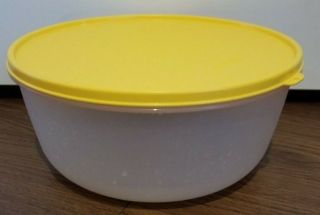 Tupperware 4 Qt Quart Salad Mixing Bowl Clear W/ Yellow Lid
