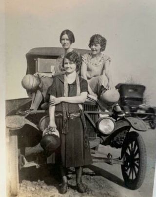 Antique Snapshot Photo 3 Sexy Young Flapper Women Posed By Old Car