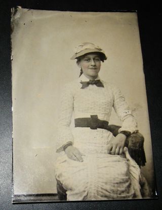 TINTYPE PHOTO LOVELY YOUNG WOMAN IN PRETTY DRESS & HAT SMUG LOOK ON HER FACE 2