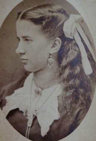 Antique Cdv Photo Portrait Of A Young Woman With Lovely Long Wavy Hair