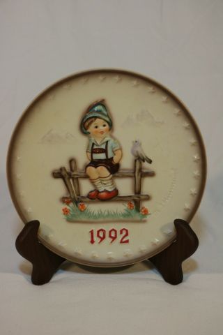 M.  J.  Hummel Goebel 1992 Annual Plate In Bas Relief W/out Box