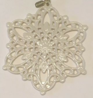 Lenox Snowflake Christmas Ornament 2010 Snow Fantasies Off - White Porcelain Nobox