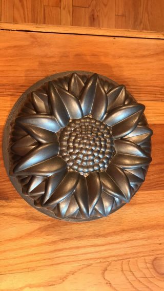 Nordic Ware Cast Aluminum Sunflower Bundt Cake Pan 10 Cup