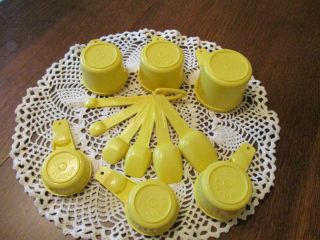 Vintage Tupperware Yellow Measuring 6 Cups & 6 Spoons