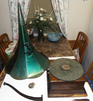 Aretino Disc Phonograph Talking Machine With Green Outside Horn