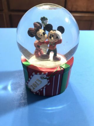 Disney Store 2013 Mickey Minnie Mouse Christmas Holiday Mistletoe Snow Globe