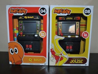 Set/2 Mini Arcade Classics Joust & Q Bert 04 & 08 2016 W/batteries
