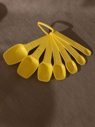 Tupperware Yellow Measuring Spoons Set Of 8 Ring 1/8 1/4 1/2 1 1 1/2 Tsp Tbsp