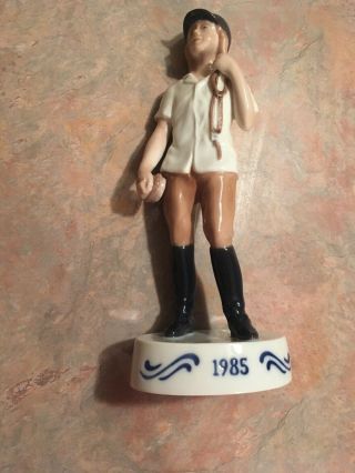 Bing And Grondahl Figurine Of The Year " Anna A Blue - Ribbon Day " 1985