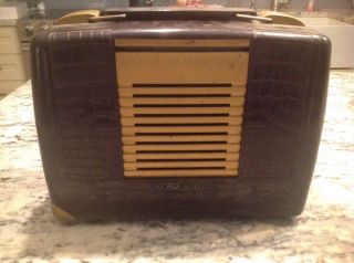 Vintage RCA VICTOR Bakelite AM Radio Model BX 57 2