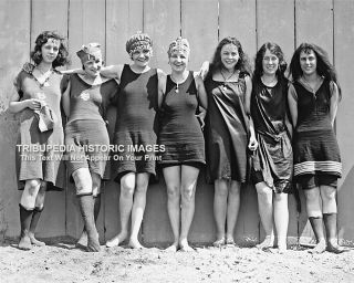 1920s Flapper Girls Swimsuits Photo - Flappers Jazz Prohibition Era Roaring 20s