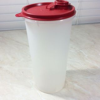 Tupperware Sheer 261 48 Oz/1.  5 Qt Handolier Juice Container Pitcher W/ Red Seal