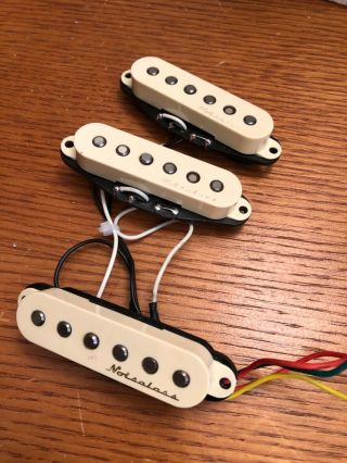 Fender Vintage Noiseless Stratocaster Guitar Pickups Set - Aged White