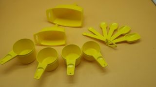 Vintage Yellow Tupperware Measuring Spoons & Cups W/ 2 Rubbermaid Funnels