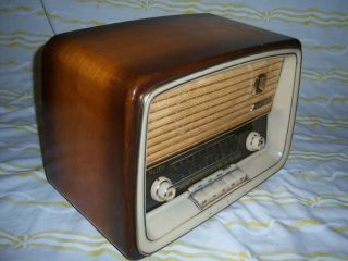 Vintage Fonovox Loewe Opta Bella Luxus AM FM SW Radio model 05711W Germany 2