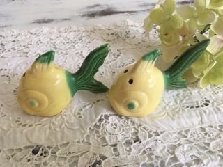 Vintage Yellow Fish Novelty Salt and Pepper Shakers Big Eyes Figural 40s 50s 3