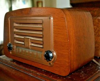 Deco 1946 Emerson 578a Tube Radio Designed By Charles Eames & Ingraham Cabinet