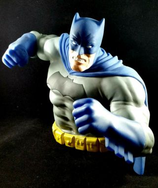 Dc Comics Batman Pvc Bust Coin Bank 3d Toy Figure Grey & Blue Outfit - Damage