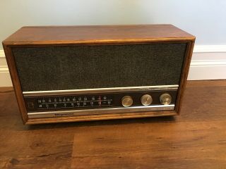 Vintage 1960s Magnavox Wood Tabletop Solid State Radio Model 1fm056 Am Fm