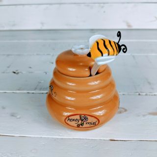 Jo E Msc Mini Beehive " Honey Miel " Pot Jar With Bee On Wood Dipper & Daisy Knob