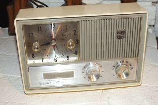 Vintage Mid Century Magnavox Clock Radio " Gaytime " Model C003 Radio Great