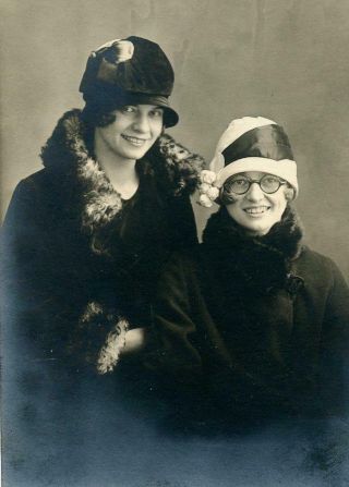 R644 Vtg Photo Two Pretty Young Women,  Fur Collars,  Round Glasses C 1920 