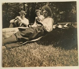 Old Vintage Photo 2 Guys & A Girls Having A Lunch Reading The Newspaper4247