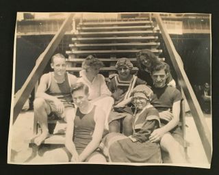 Vintage Old Photo Of Friends In Swimsuits On Steps To The Beach 4285